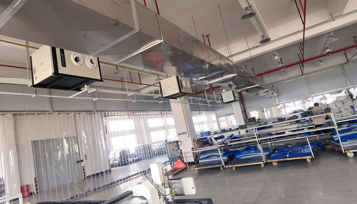 制衣廠制冷降溫，使用蒸發(fā)冷省電空調(diào)-吊頂式射流空調(diào)機(jī)組
